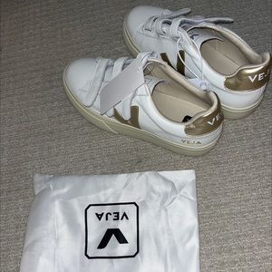 NWT! VEJA from DHGHATE brand new.